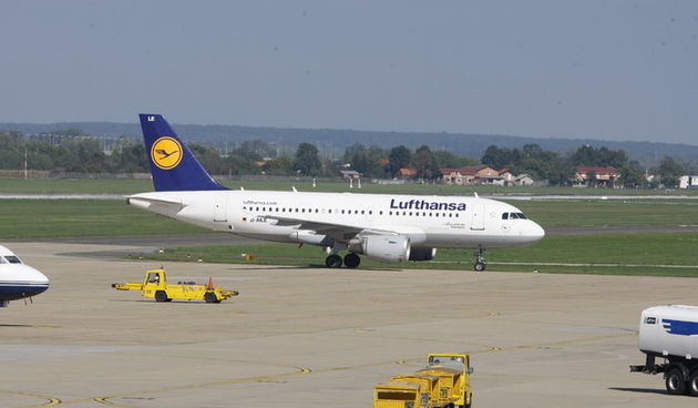 Zagreb, 031012.
Pleso.
Nakon duge i teske bolesti, hrvatski predsjednik Sabora Boris Sprem, preminuo je u americkoj bolnici u Houstonu. Lijes sa posmrtnim ostacima stigao je u zagrebacku zracnu luku Pleso, nakon cega ce biti prevezen na groblje Mirogoj.
N