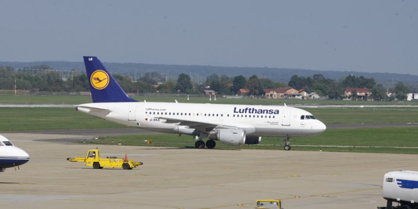 Zagreb, 031012.
Pleso.
Nakon duge i teske bolesti, hrvatski predsjednik Sabora Boris Sprem, preminuo je u americkoj bolnici u Houstonu. Lijes sa posmrtnim ostacima stigao je u zagrebacku zracnu luku Pleso, nakon cega ce biti prevezen na groblje Mirogoj.
N