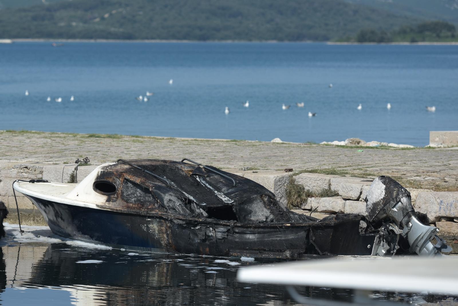 Sv. Filip i Jakov: Požar zahvatio brodice u luci od kojih su tri potonule