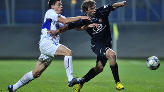 Zagreb, 221010.
Stadion u Kranjcevicevoj.
Utakmica 12. kola 1. T-com HNL: NK Hrvatski Dragovoljac i NK Zadar.
Na slici: Mario Jurin (Dragovoljac) i Toni Pezo (Zadar).
Foto: Boris Kovacev / CROPIX Zagreb, 221010.
Stadion u Kranjcevicevoj.
Utakmica 12. kola 1. T-com HNL: NK Hrvatski Dragovoljac i NK Zadar.
Na slici: Mario Jurin (Dragovoljac) i Toni Pezo (Zadar).
Foto: Boris Kovacev / CROPIX