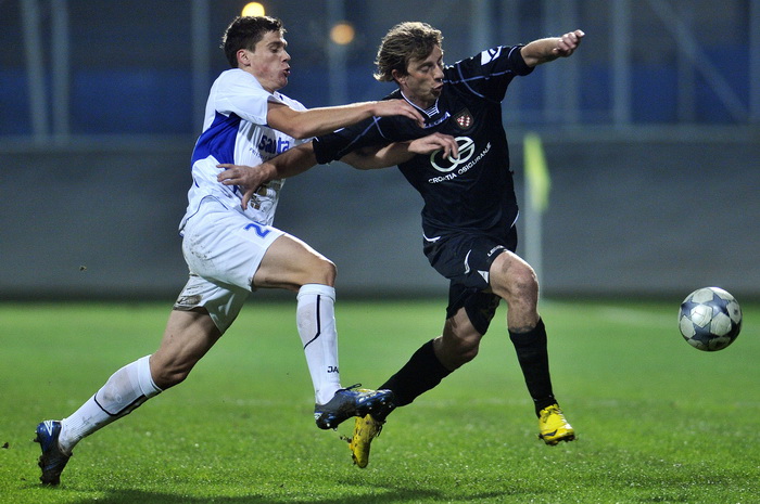 Zagreb, 221010.
Stadion u Kranjcevicevoj.
Utakmica 12. kola 1. T-com HNL: NK Hrvatski Dragovoljac i NK Zadar.
Na slici: Mario Jurin (Dragovoljac) i Toni Pezo (Zadar).
Foto: Boris Kovacev / CROPIX Zagreb, 221010.
Stadion u Kranjcevicevoj.
Utakmica 12. kola 1. T-com HNL: NK Hrvatski Dragovoljac i NK Zadar.
Na slici: Mario Jurin (Dragovoljac) i Toni Pezo (Zadar).
Foto: Boris Kovacev / CROPIX