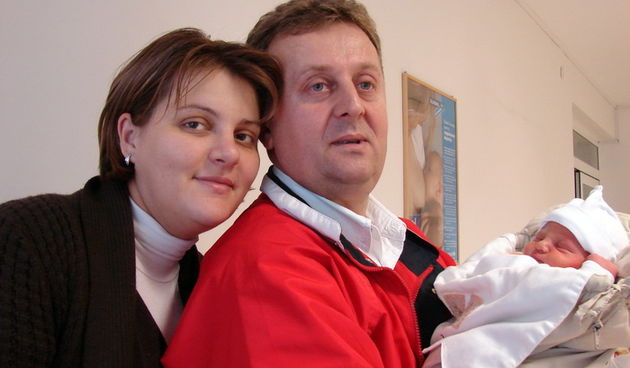 Zadar, 090111. Roditelji Jadranka Stojanovic i Osman Avdic sa sinom kojeg su nazvali Onur po glavnom liku sapunice 1001 noc. Foto: CROPIX