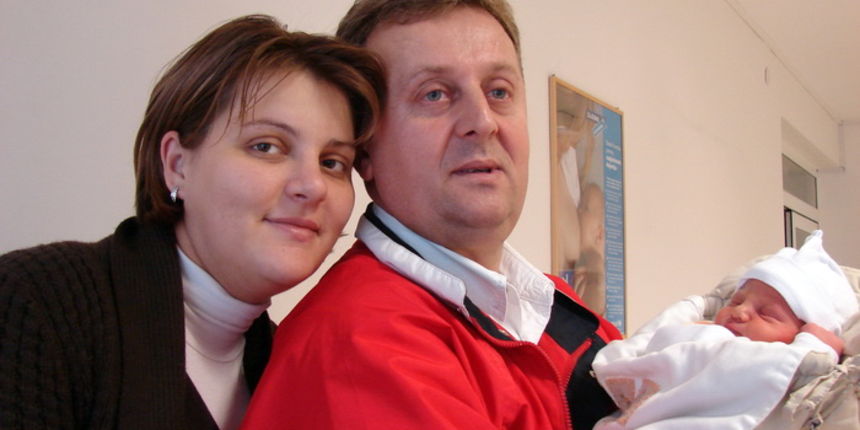 Zadar, 090111. Roditelji Jadranka Stojanovic i Osman Avdic sa sinom kojeg su nazvali Onur po glavnom liku sapunice 1001 noc. Foto: CROPIX Zadar, 090111. Roditelji Jadranka Stojanovic i Osman Avdic sa sinom kojeg su nazvali Onur po glavnom liku sapunice 1001 noc. Foto: CROPIX