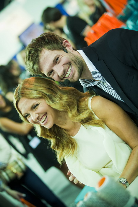 Zagreb, 250911.
U Areni Zagreb 24. i 25.09. odrzava se Beauty i Lifestyle Show, sajam ljepote.
Na slici: Steven Turpin, stilist za Maroccan oil, uredjuje kosu Vlatke Pokos.
Foto: Neja Markicevic / CROPIX Zagreb, 250911.
U Areni Zagreb 24. i 25.09. odrzava se Beauty i Lifestyle Show, sajam ljepote.
Na slici: Steven Turpin, stilist za Maroccan oil, uredjuje kosu Vlatke Pokos.
Foto: Neja Markicevic / CROPIX