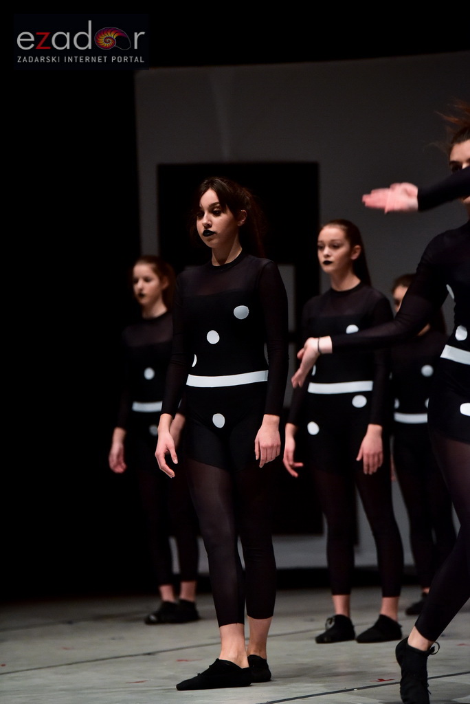 Predstava “Odgojoj” Plesne udruge Gesta u HNK Zadar