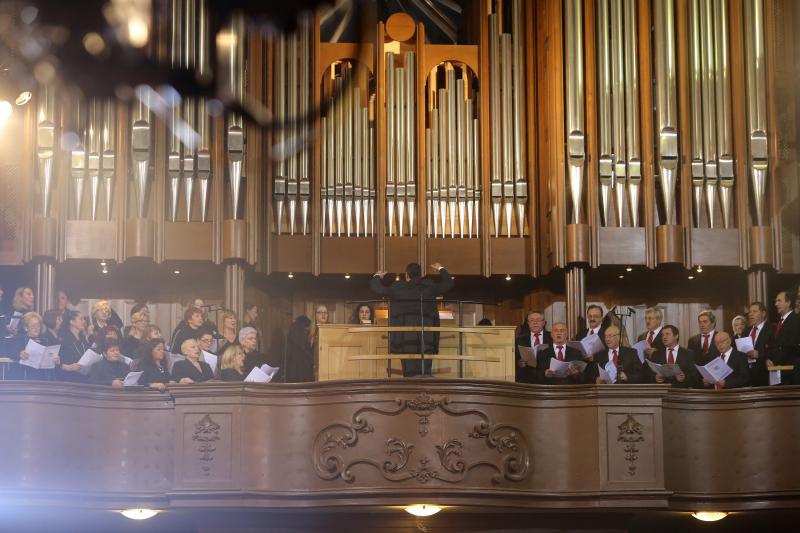 25.12.2013., Zadar – Svecanu misu polnocku povodom rodjenja Isusa Krista u katedrali svete Stosije predvodio je nadbiskup Zelimir Puljic. Photo: Filip Brala/PIXSELL 25.12.2013., Zadar – Svecanu misu polnocku povodom rodjenja Isusa Krista u katedrali svete Stosije predvodio je nadbiskup Zelimir Puljic. Photo: Filip Brala/PIXSELL