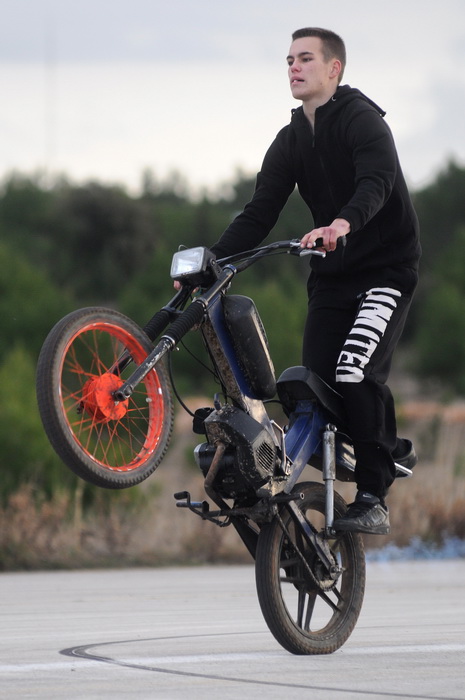 Sepurine, 220112
Na pisti vojarne Sepurine nedaleko od Zadra, okupili su se ljubitelji automoto sporta. Do trenutka kad je policija prekinula aktivnosti na pisti, automobili i motocikli su se utrkivali i izvodili raznorazne akrobacije na odusevljenje pris Sepurine, 220112
Na pisti vojarne Sepurine nedaleko od Zadra, okupili su se ljubitelji automoto sporta. Do trenutka kad je policija prekinula aktivnosti na pisti, automobili i motocikli su se utrkivali i izvodili raznorazne akrobacije na odusevljenje pris