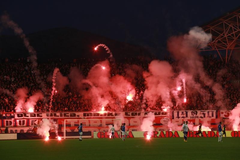 Bakljada i neredi na utakmici Hajduk – Dinamo