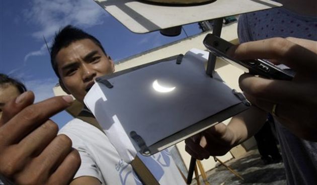 Vijentam – praćenje pomrčine Sunca (Foto: AP)