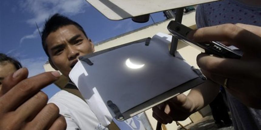 Vijentam – praćenje pomrčine Sunca (Foto: AP) Vijentam – praćenje pomrčine Sunca (Foto: AP)