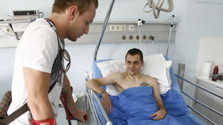 Split, 050611.
Na Odjelu neurokirurgije KBC-a Split nogometasa Dragu Gabrica , koji je stradao u teskoj prometnoj nesreci koja se dogodila 23. svibnja, posjetio je nogometas Ivan Rakitic. Na fotografiji: Ivan Rakitic i Drago Gabric.
Foto: Vladimir Dugandz Split, 050611.
Na Odjelu neurokirurgije KBC-a Split nogometasa Dragu Gabrica , koji je stradao u teskoj prometnoj nesreci koja se dogodila 23. svibnja, posjetio je nogometas Ivan Rakitic. Na fotografiji: Ivan Rakitic i Drago Gabric.
Foto: Vladimir Dugandz