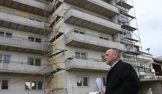 20.11.2013., Osijek – Skup stanara koji su se trebali useliti u zgradu jos 2007. godine, a do danas se to nije realiziralo. Konferencija za medije vlasnika stanova, gradonacelnika Ivice Vrkica i odvjetnika Drazena Matijevica. Ivica Vrkic ispred nedovrsene