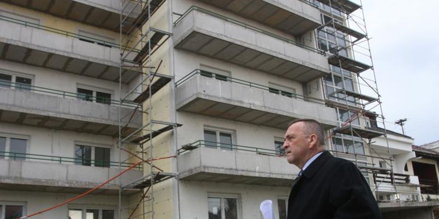 20.11.2013., Osijek – Skup stanara koji su se trebali useliti u zgradu jos 2007. godine, a do danas se to nije realiziralo. Konferencija za medije vlasnika stanova, gradonacelnika Ivice Vrkica i odvjetnika Drazena Matijevica. Ivica Vrkic ispred nedovrsene 20.11.2013., Osijek – Skup stanara koji su se trebali useliti u zgradu jos 2007. godine, a do danas se to nije realiziralo. Konferencija za medije vlasnika stanova, gradonacelnika Ivice Vrkica i odvjetnika Drazena Matijevica. Ivica Vrkic ispred nedovrsene