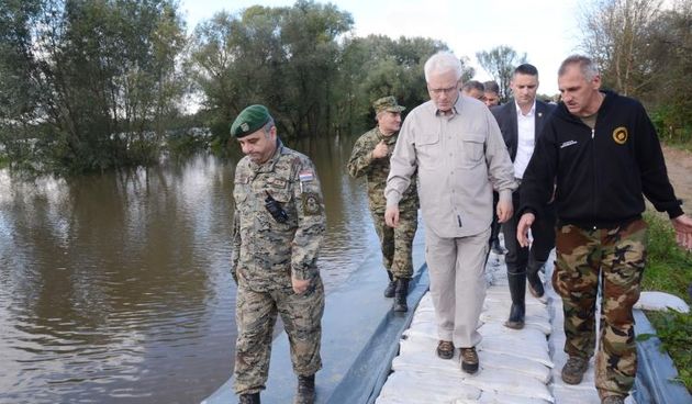 Zazina – Predsjednik RH Ivo Josipovic u pratnji clanova Zupanisjkog stozera za zastitu i spasavanje obisao je mjestane sela Zazina koji zajedno s pripadnicima HV pojacavaj nasip na rijeci Kupi prije najavljenog vodenog vala. Photo: Nikola Cutuk/PIXSELL