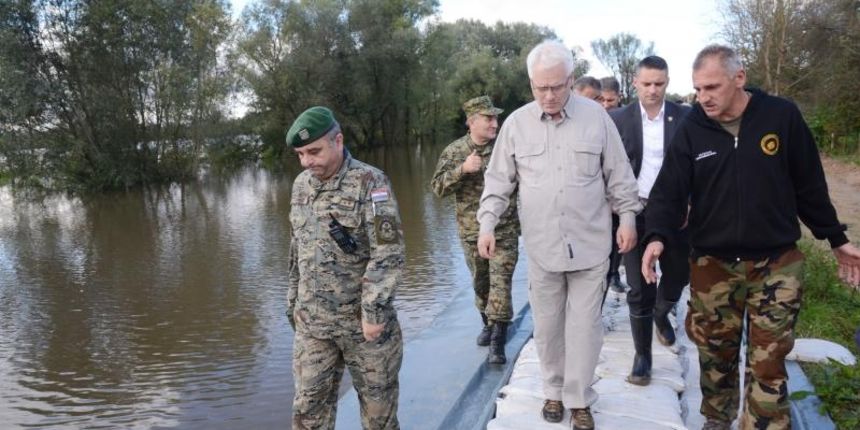 Zazina – Predsjednik RH Ivo Josipovic u pratnji clanova Zupanisjkog stozera za zastitu i spasavanje obisao je mjestane sela Zazina koji zajedno s pripadnicima HV pojacavaj nasip na rijeci Kupi prije najavljenog vodenog vala. Photo: Nikola Cutuk/PIXSELL Zazina – Predsjednik RH Ivo Josipovic u pratnji clanova Zupanisjkog stozera za zastitu i spasavanje obisao je mjestane sela Zazina koji zajedno s pripadnicima HV pojacavaj nasip na rijeci Kupi prije najavljenog vodenog vala. Photo: Nikola Cutuk/PIXSELL