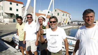 Betina, 150811.
9. Regata za dusu i tilo, regata tradicionalnih brodova na latinsko jedro
Na slici: pobjednik regate Nikola Papesa -Macak nazdravlja bocom pjenusca
Foto: Bozo Vukicevic / CROPIX Betina, 150811.
9. Regata za dusu i tilo, regata tradicionalnih brodova na latinsko jedro
Na slici: pobjednik regate Nikola Papesa -Macak nazdravlja bocom pjenusca
Foto: Bozo Vukicevic / CROPIX