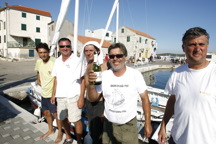 Betina, 150811.
9. Regata za dusu i tilo, regata tradicionalnih brodova na latinsko jedro
Na slici: pobjednik regate Nikola Papesa -Macak nazdravlja bocom pjenusca
Foto: Bozo Vukicevic / CROPIX Betina, 150811.
9. Regata za dusu i tilo, regata tradicionalnih brodova na latinsko jedro
Na slici: pobjednik regate Nikola Papesa -Macak nazdravlja bocom pjenusca
Foto: Bozo Vukicevic / CROPIX