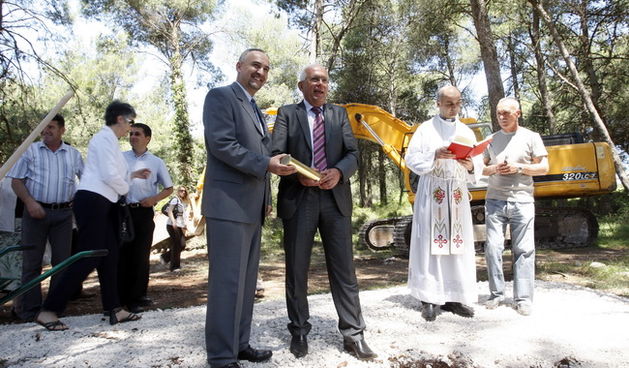 Zadar, 090610 Na Crvenim kucama danas pocinje gradnja sezdesetak stanova iz programa POS-a. Zadarski gradonacelnik Zvonimir Vrancic (desno) i Grga Ivezic direktor agencije za pravni promet i posredovanje nekretninama (lijevo) polozili su kamen temeljac. F