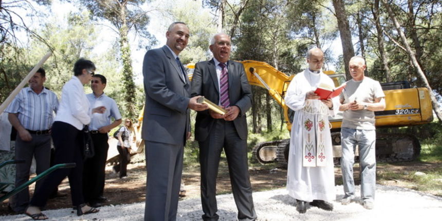 Zadar, 090610 Na Crvenim kucama danas pocinje gradnja sezdesetak stanova iz programa POS-a. Zadarski gradonacelnik Zvonimir Vrancic (desno) i Grga Ivezic direktor agencije za pravni promet i posredovanje nekretninama (lijevo) polozili su kamen temeljac. F