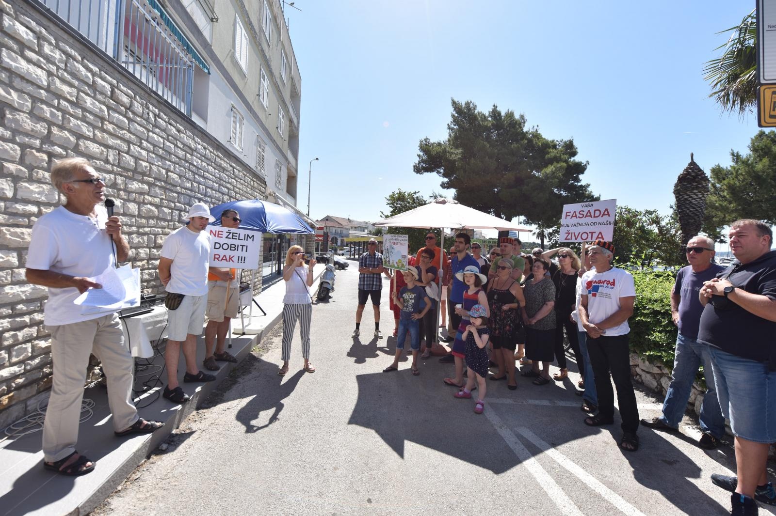 ‘Ne želim dobiti rak!’ Mještani prosvjedovali protiv postavljanja bazne stanice Tele 2