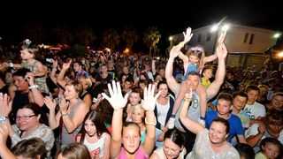 Vir : Colonia rasplesala tisuće posjetitelja na Viru ; foto Iva Perinčić Vir : Colonia rasplesala tisuće posjetitelja na Viru ; foto Iva Perinčić