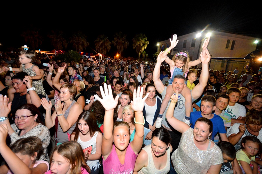 Vir : Colonia rasplesala tisuće posjetitelja na Viru ; foto Iva Perinčić Vir : Colonia rasplesala tisuće posjetitelja na Viru ; foto Iva Perinčić
