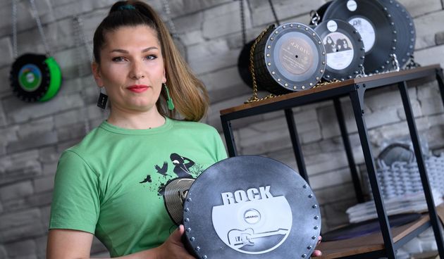 Miljana Jovičić proizvodi torbice od starih gramofonskih ploča