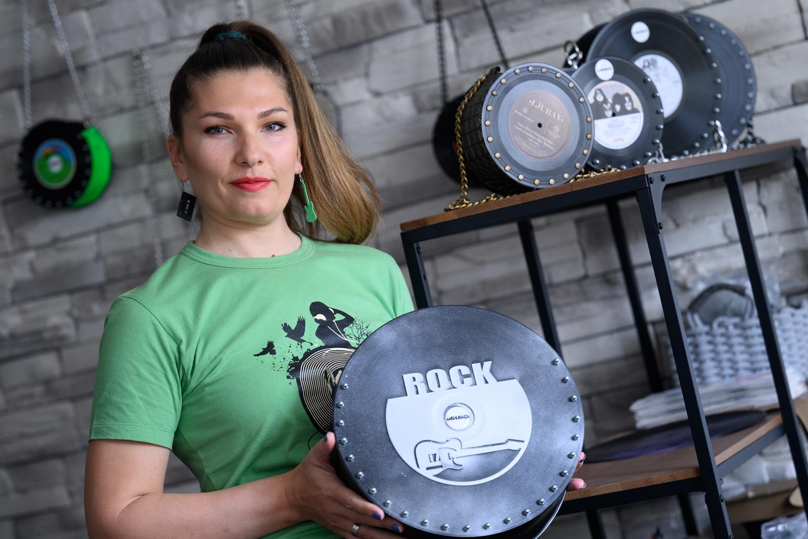 Miljana Jovičić proizvodi torbice od starih gramofonskih ploča