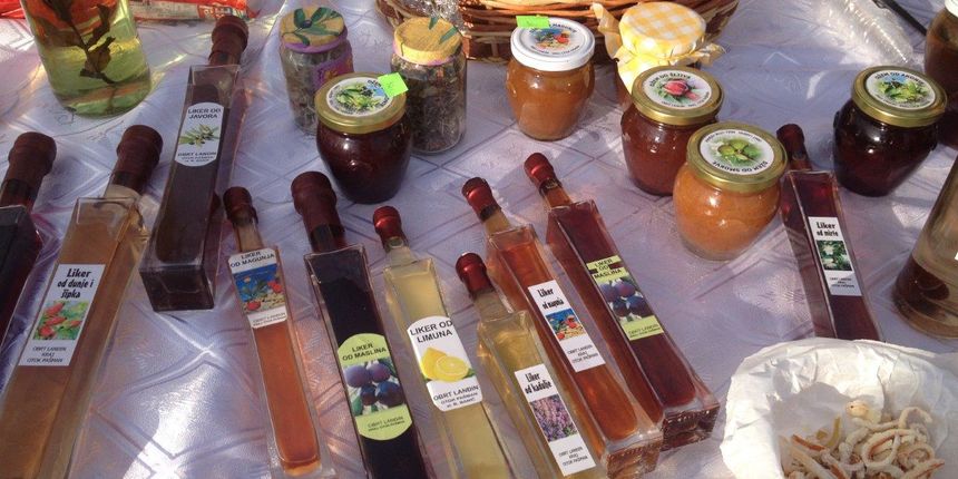 U Tkonu je održan sajam otočnih proizvoda i prvo “kušivanje i ocjenjivanje domaćega maslinovog ulja na način naših didova”, a najboljim je proglašeno ulje Krunoslava Bobića U Tkonu je održan sajam otočnih proizvoda i prvo “kušivanje i ocjenjivanje domaćega maslinovog ulja na način naših didova”, a najboljim je proglašeno ulje Krunoslava Bobića