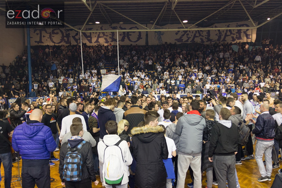 Humanitarno gledanje utakmice Zadar-Cibona (85-84) u Jazinama Humanitarno gledanje utakmice Zadar-Cibona (85-84) u Jazinama