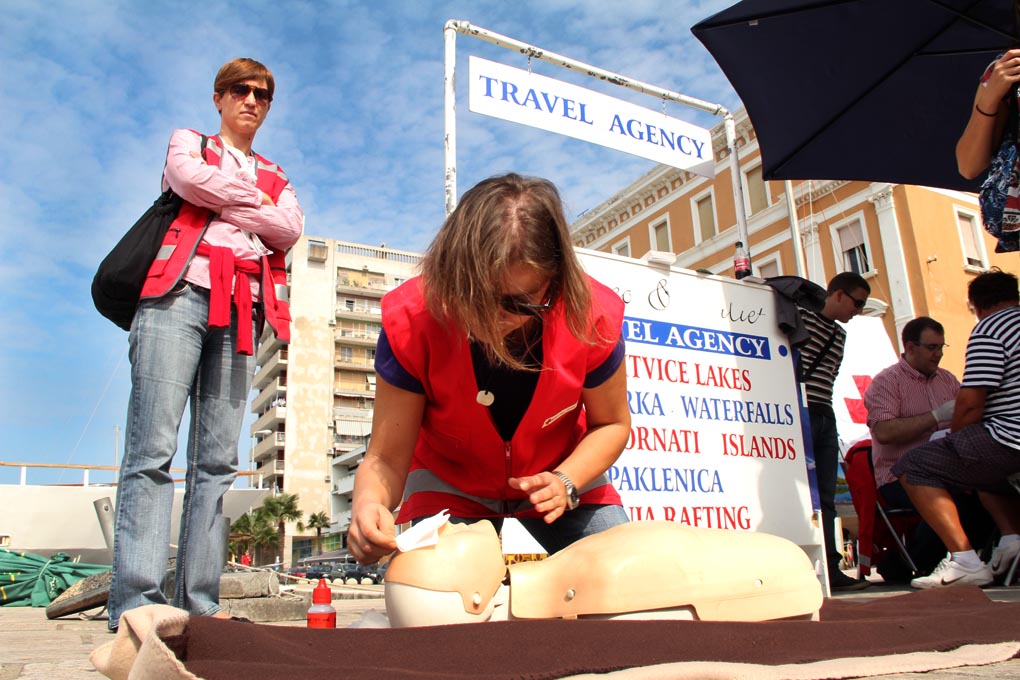 Nacionalna društva Crvenog križa diljem svijeta, potaknuta inicijativom Međunarodne federacije društava Crvenog križa i Crvenog polumjeseca (IFRC), obilježila su i ove godine Svjetski dan prve pomoći. Ovo je bila još jedna prilika da se ukaže na važnost p Nacionalna društva Crvenog križa diljem svijeta, potaknuta inicijativom Međunarodne federacije društava Crvenog križa i Crvenog polumjeseca (IFRC), obilježila su i ove godine Svjetski dan prve pomoći. Ovo je bila još jedna prilika da se ukaže na važnost p