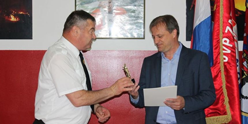 Gradonačelnik Dukić u posjeti vatrogascima povodom Dana sv. Florijana Gradonačelnik Dukić u posjeti vatrogascima povodom Dana sv. Florijana