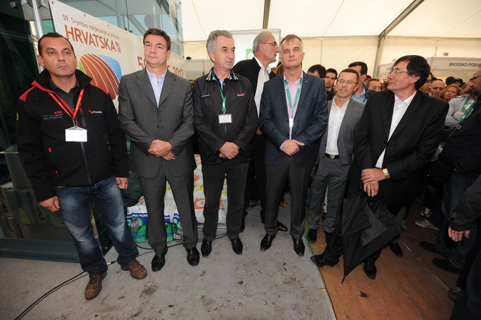 Biograd,130912.
Otvorenje 59. svjetskog prvenstva u oranju koje se odrzava u Jankolovici pokraj Biograda od 13.-15.09.2012.
Na fotografiji: neki od ministara poljoprivrede iz nase regije.
Foto: Luka Gerlanc / CROPIX Biograd,130912.
Otvorenje 59. svjetskog prvenstva u oranju koje se odrzava u Jankolovici pokraj Biograda od 13.-15.09.2012.
Na fotografiji: neki od ministara poljoprivrede iz nase regije.
Foto: Luka Gerlanc / CROPIX