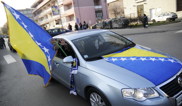 Zenica,181109.
Atmosfera uoci utakmice za odlazak na SP u nogometu izmedju Bosne i Hercegovine i Portugala. Navijaci Bosne i Hercegovine su spremni za navijanje.
Foto: Dado Ruvic / CROPIX