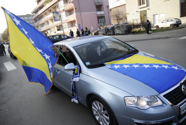 Zenica,181109.
Atmosfera uoci utakmice za odlazak na SP u nogometu izmedju Bosne i Hercegovine i Portugala. Navijaci Bosne i Hercegovine su spremni za navijanje.
Foto: Dado Ruvic / CROPIX