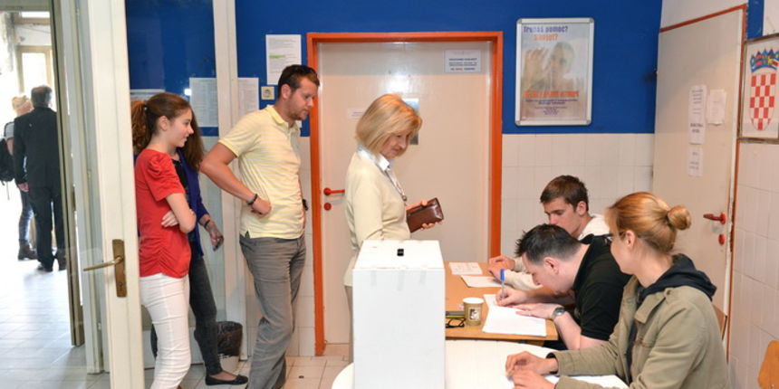 Dubrovnik, 270413.
Dubrovcani danas imaju priliku izaci na Referendum i iskazati svoje misljenje o izgradnji Golf igralista i pratecih apartmana i hotela.
Na fotografiji: Dubrovcani glasaju na referendumu.
Foto: Tonci Plazibat / CROPIX Dubrovnik, 270413.
Dubrovcani danas imaju priliku izaci na Referendum i iskazati svoje misljenje o izgradnji Golf igralista i pratecih apartmana i hotela.
Na fotografiji: Dubrovcani glasaju na referendumu.
Foto: Tonci Plazibat / CROPIX