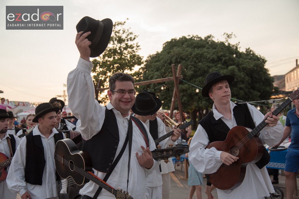 Otvoren 12. biogradski Gastro stol Otvoren 12. biogradski Gastro stol