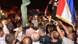 U Dragama otkriven spomenik Miru Barešiću. Photo: Dino Stanin/PIXSELL