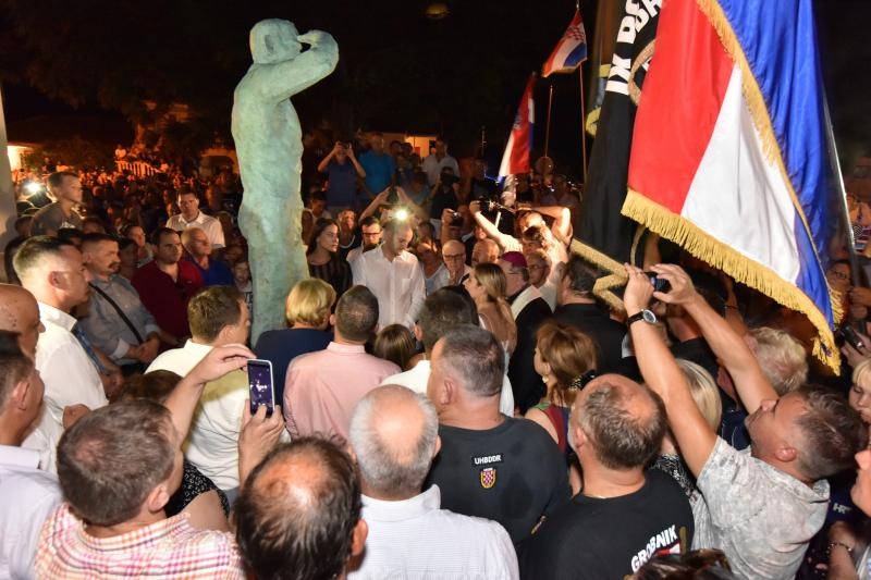 U Dragama otkriven spomenik Miru Barešiću. Photo: Dino Stanin/PIXSELL