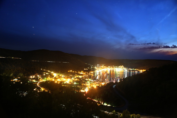 Vis 210812.
Otok Vis jedan je od najudaljenijih hrvatskih otoka koji broji nesto manje od 3 i pol tisuce stanovnika.No u vrijeme turisticke sezone otok postaje omiljena destinacija turistima od kojih je tradicionalno u kolovozu najvise Talijana.Vis ima bo