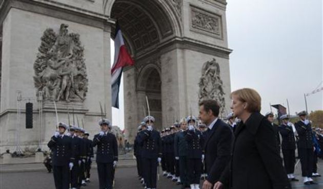 Merkel i Sarkozy kod Slavoluka pobjede (Foto Reuters)