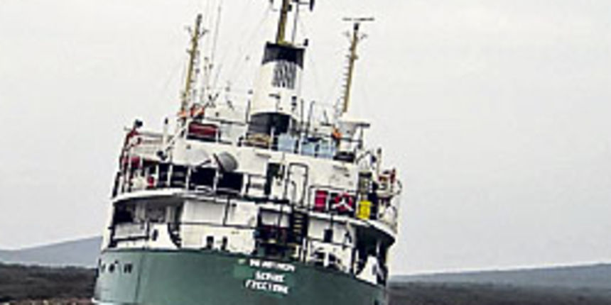 Nasukani brod “Serine” (Foto: Vjesnik) Nasukani brod “Serine” (Foto: Vjesnik)