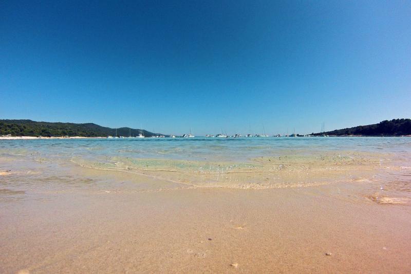 25.07.2013., Dugi otok, Sakarun – Uzduz i poprijeko Dugog otoka u zadarskom arhipelagu u ljetnim danima prepuno je turista, a najomiljenija plaza zasigurno je Sakarun, koja sa nalazi u uvali pokraj mjesta Veli Rat. Pjeskovita plaza sa tirkizno cistim mo