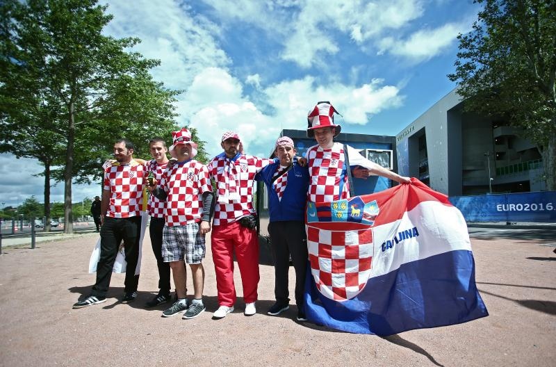 Hrvatski navijači okupirali Saint-Etienne pred utakmicu između Hrvatske i Češke. Photo: Sanjin Strukić/PIXSELL