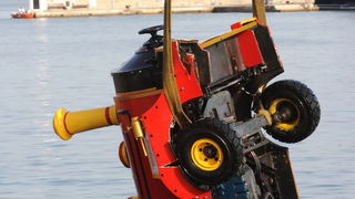 Zadar, 040911.
U noci sa subote na nedjelju nepoznata osoba ukrala je vlakic koji sluzi za turisticko razgledavanje grada i odvezla se s njim u more. Ocevid je u tjeku.
Na fotografiji : vadjenje vlaka iz mora.
Foto: Andrija Lucic / CROPIX Zadar, 040911.
U noci sa subote na nedjelju nepoznata osoba ukrala je vlakic koji sluzi za turisticko razgledavanje grada i odvezla se s njim u more. Ocevid je u tjeku.
Na fotografiji : vadjenje vlaka iz mora.
Foto: Andrija Lucic / CROPIX