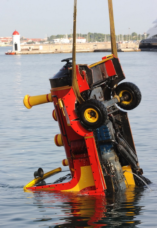 Zadar, 040911.
U noci sa subote na nedjelju nepoznata osoba ukrala je vlakic koji sluzi za turisticko razgledavanje grada i odvezla se s njim u more. Ocevid je u tjeku.
Na fotografiji : vadjenje vlaka iz mora.
Foto: Andrija Lucic / CROPIX Zadar, 040911.
U noci sa subote na nedjelju nepoznata osoba ukrala je vlakic koji sluzi za turisticko razgledavanje grada i odvezla se s njim u more. Ocevid je u tjeku.
Na fotografiji : vadjenje vlaka iz mora.
Foto: Andrija Lucic / CROPIX