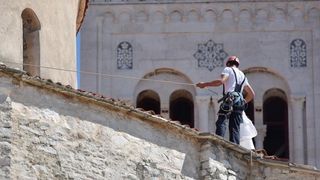 Alpinisti čiste crkvu sv. Donata od korova u redovitom održavanju pred početak turističke sezone. Foto: Dino Stanin/PIXSELL Alpinisti čiste crkvu sv. Donata od korova u redovitom održavanju pred početak turističke sezone. Foto: Dino Stanin/PIXSELL