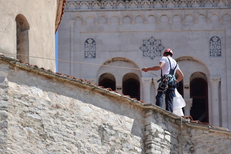 Alpinisti čiste crkvu sv. Donata od korova u redovitom održavanju pred početak turističke sezone. Foto: Dino Stanin/PIXSELL Alpinisti čiste crkvu sv. Donata od korova u redovitom održavanju pred početak turističke sezone. Foto: Dino Stanin/PIXSELL