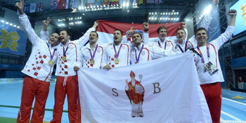 London, 120812.
Vaterpolo Arena.
Hrvatska muska vaterpolo reprezentacija pobijedila je u finalnoj utakmici protiv Italije tijekom Olimpijskih Igara u Londonu.
Na fotografiji: Hrvatska je osvojila zlatnu medalju.
Foto: Drago Sopta / CROPIX London, 120812.
Vaterpolo Arena.
Hrvatska muska vaterpolo reprezentacija pobijedila je u finalnoj utakmici protiv Italije tijekom Olimpijskih Igara u Londonu.
Na fotografiji: Hrvatska je osvojila zlatnu medalju.
Foto: Drago Sopta / CROPIX