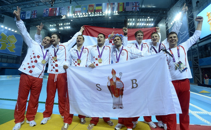 London, 120812.
Vaterpolo Arena.
Hrvatska muska vaterpolo reprezentacija pobijedila je u finalnoj utakmici protiv Italije tijekom Olimpijskih Igara u Londonu.
Na fotografiji: Hrvatska je osvojila zlatnu medalju.
Foto: Drago Sopta / CROPIX London, 120812.
Vaterpolo Arena.
Hrvatska muska vaterpolo reprezentacija pobijedila je u finalnoj utakmici protiv Italije tijekom Olimpijskih Igara u Londonu.
Na fotografiji: Hrvatska je osvojila zlatnu medalju.
Foto: Drago Sopta / CROPIX